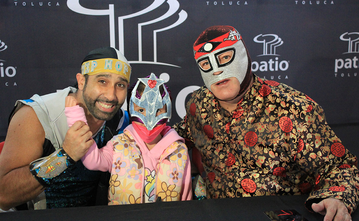 Firma de autógrafos por Octagón y HipHop Man