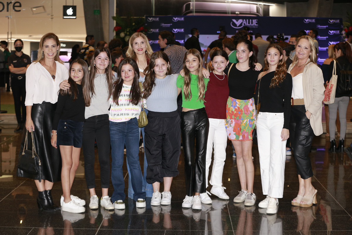 Brenda Garza, Victoria Williams, Gala Villarreal, Vale Flores, Patricia Marroquín, Dany Bustamante, Fer Lozano, Vale Garza, Gretel Fernández, Camila M