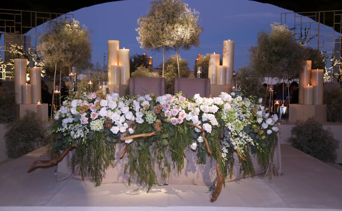 Hermosas rosas blancas decoraron el lugar