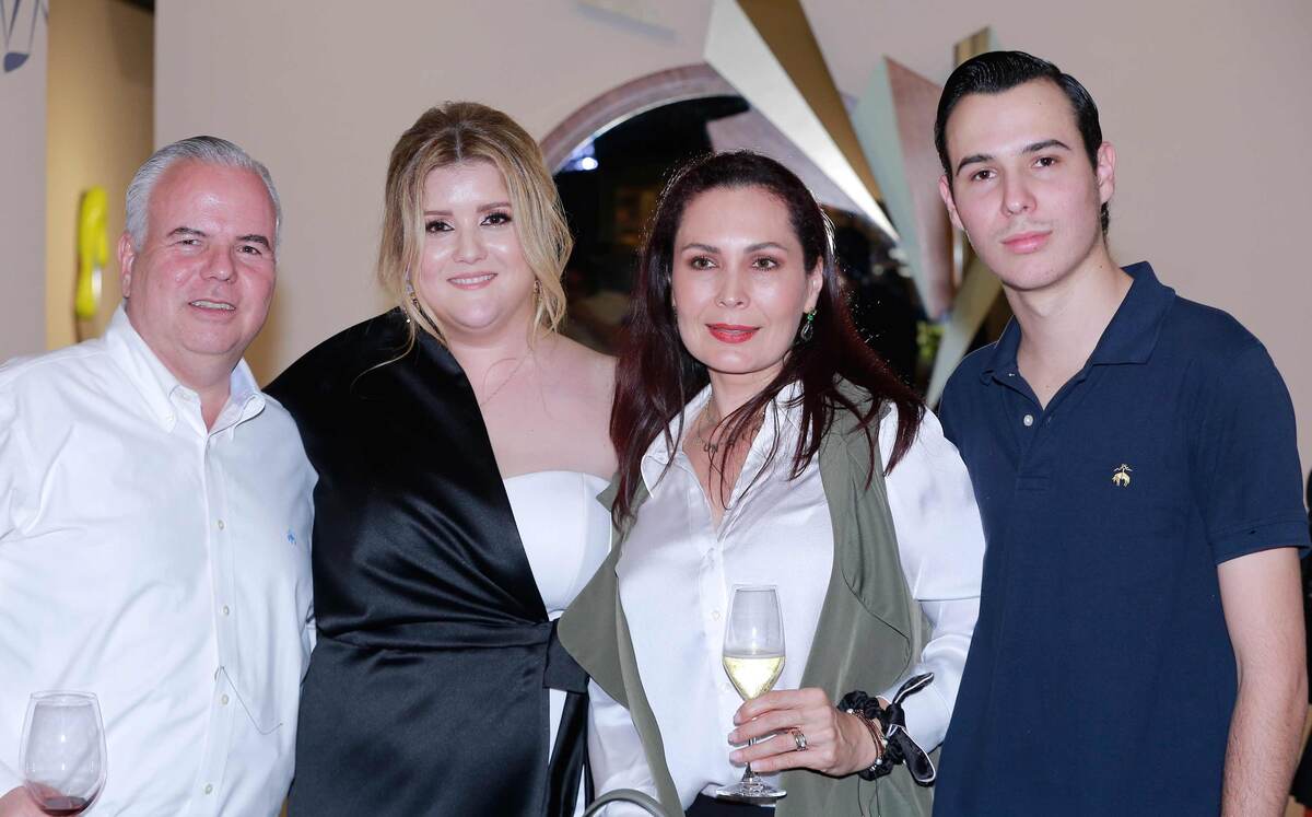 Luis Salinas, Mariana Valencia, Maria Fernanda Salinas y Luis Salinas