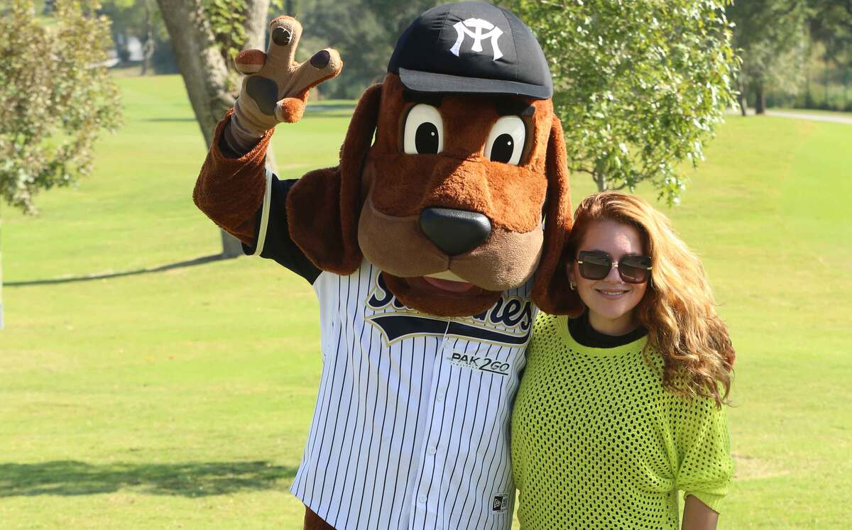 Perro Sultán y Lily Pierce