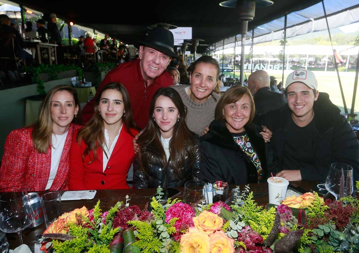 Sandra Muñoz, Isabela García, Enrique García, Eugenia Cueva, Martha García de Cueva, Martha De la Garza y Andrés Cueva