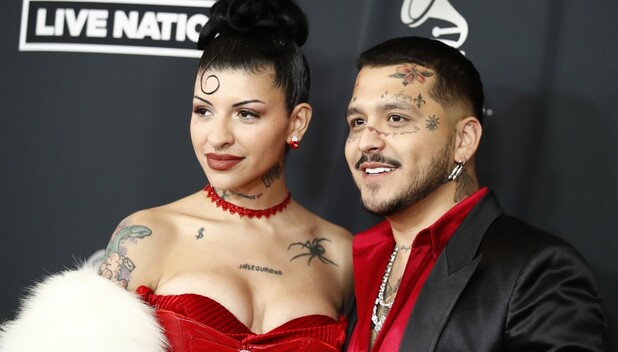 Cazzu enamora a Nodal en vestido rojo de corsé en su debut como pareja (Foto: Getty Images)