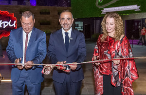 Corte de Listón. Javier Hernández, Fernando Flores y Berenice Regand