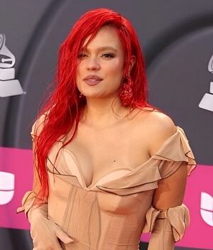 Karol G y el vestido nude más sexy de los Latin Grammys 2022 (Foto: Getty Images)
