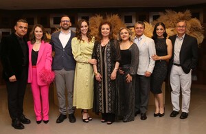Azucena junto a sus hijos