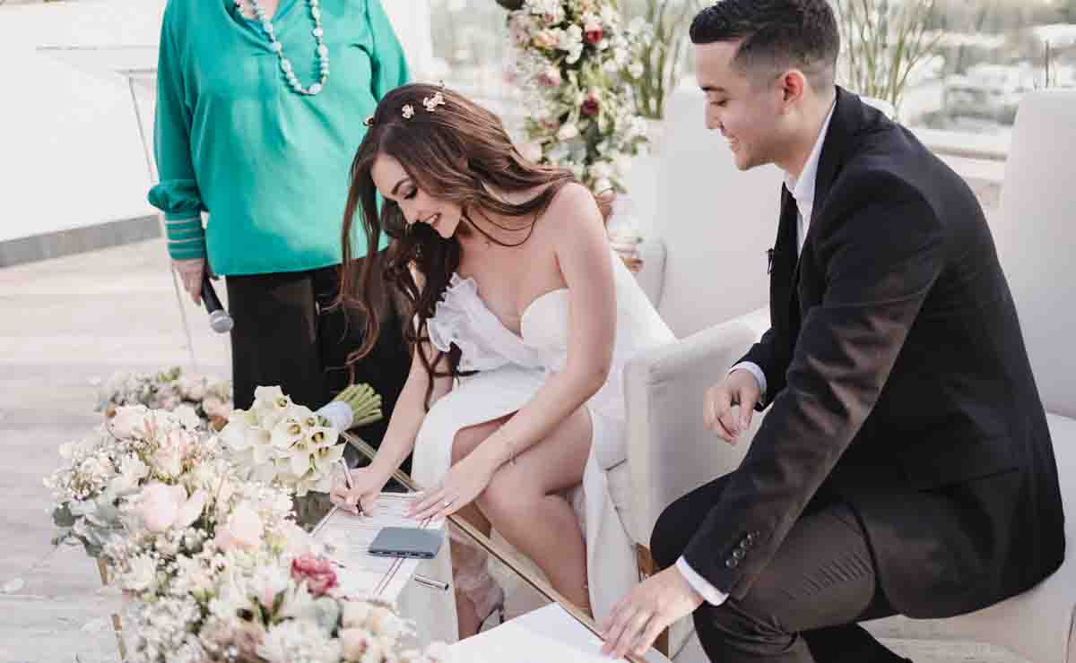 los novios en su boda civil  / Fotos: Walter López Fotografía