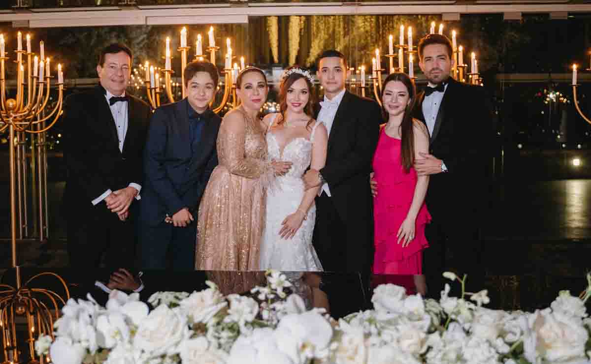 Los novios con sus familiares / Fotos: Walter López Fotografía