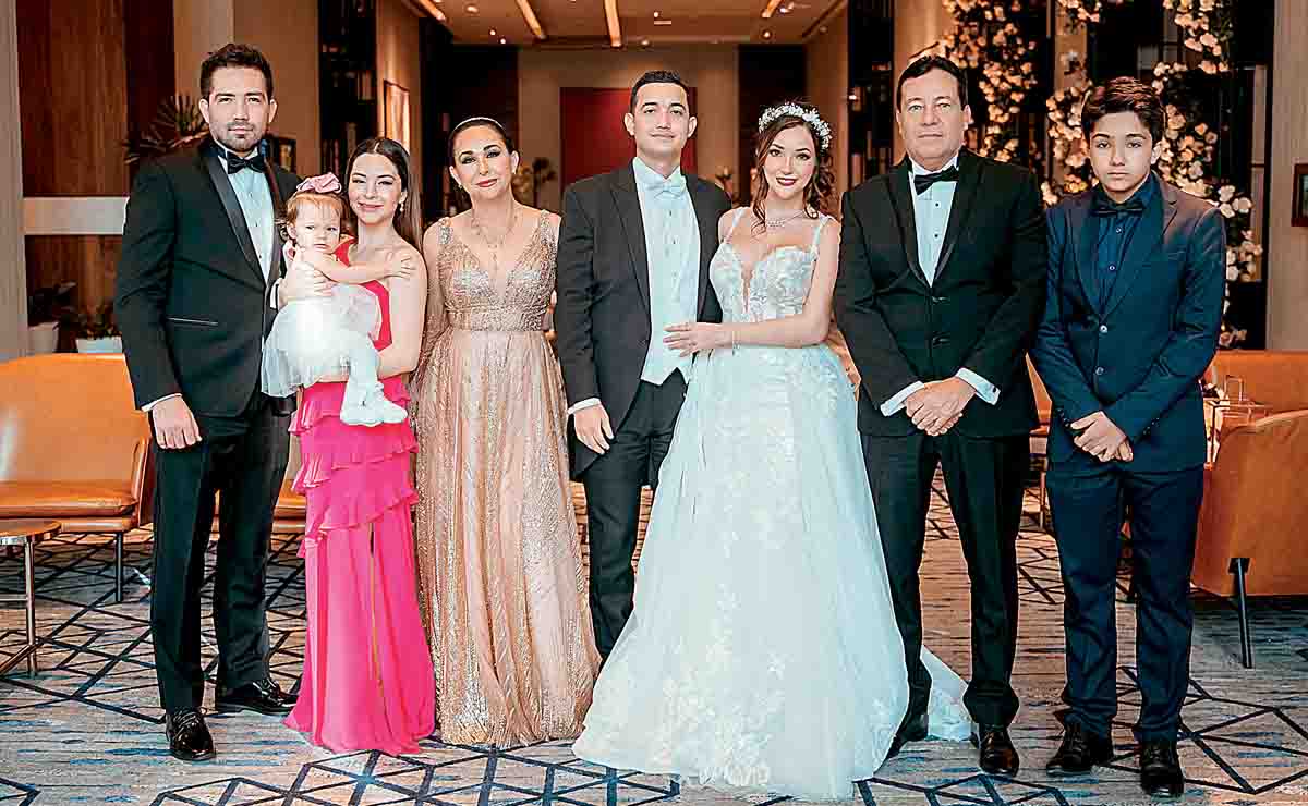 Ramiro Salinas, Ada Rodríguez de Salinas, Pamela Adalia Salinas, Martha Chapa, Diego Tejeda, Cecilia Salinas, Ramiro Salinas y Gabriel Salinas / Fotos