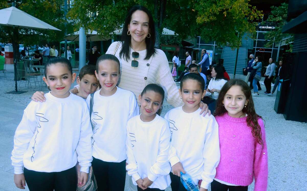 Roby Martínez, Leo Villarreal, Natalia Villarreal, Ninfa Elizondo, Valeria Avendaño, Catalina Villarreal y Fer Dorbequer