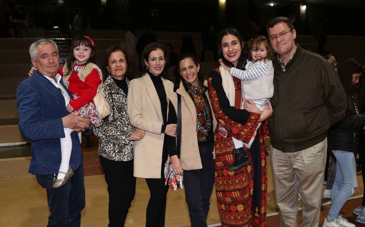 Íñigo, Ainara, Tere, Mayte, Isable, Tere, Anne y Jacobo