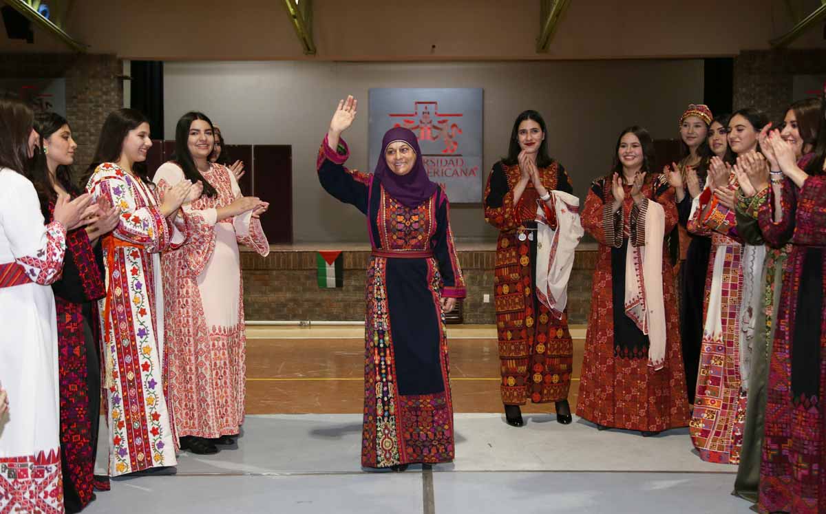 Modelan trajes palestinos