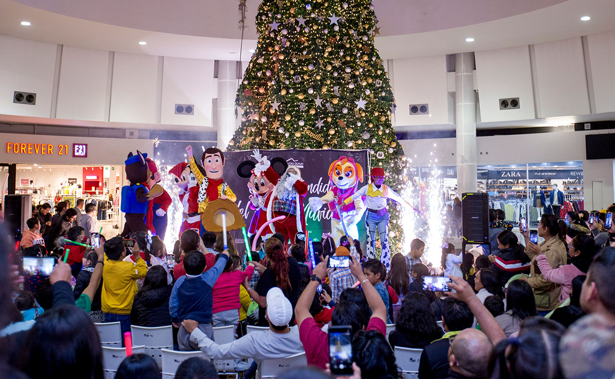 Celebran tradicional encendido del árbol en Las Plazas Outlet Lerma