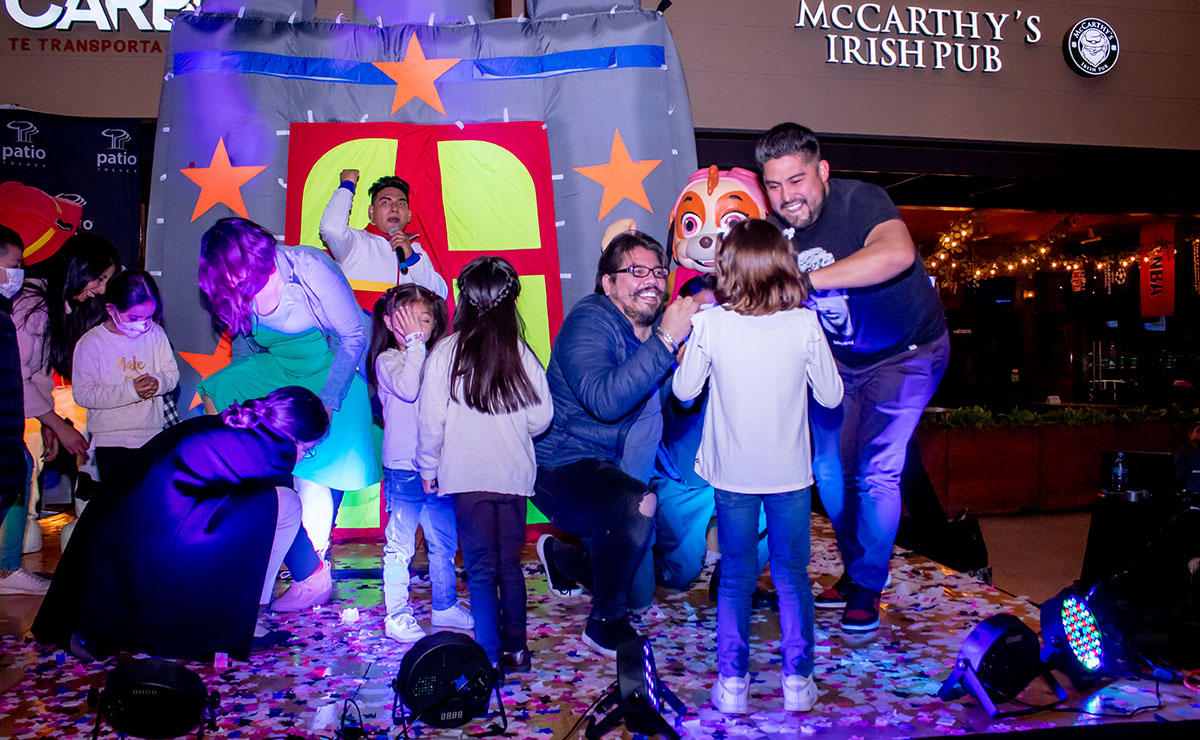 Encendido del árbol y show navideño en Patio Toluca