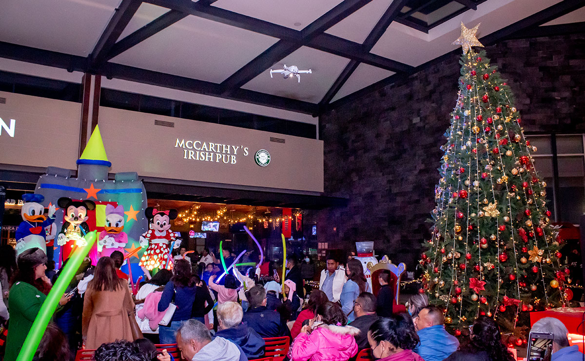 Encendido del árbol y show navideño en Patio Toluca