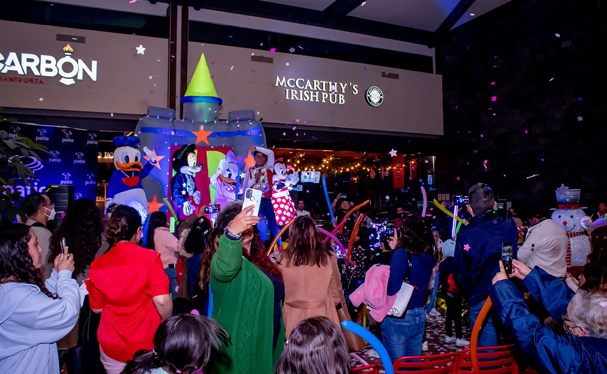 Encendido del árbol y show navideño en Patio Toluca