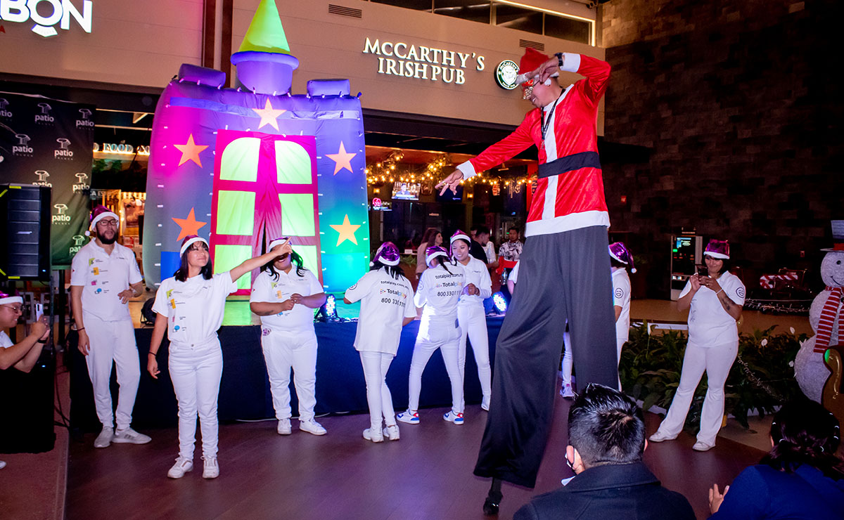 Encendido del árbol y show navideño en Patio Toluca