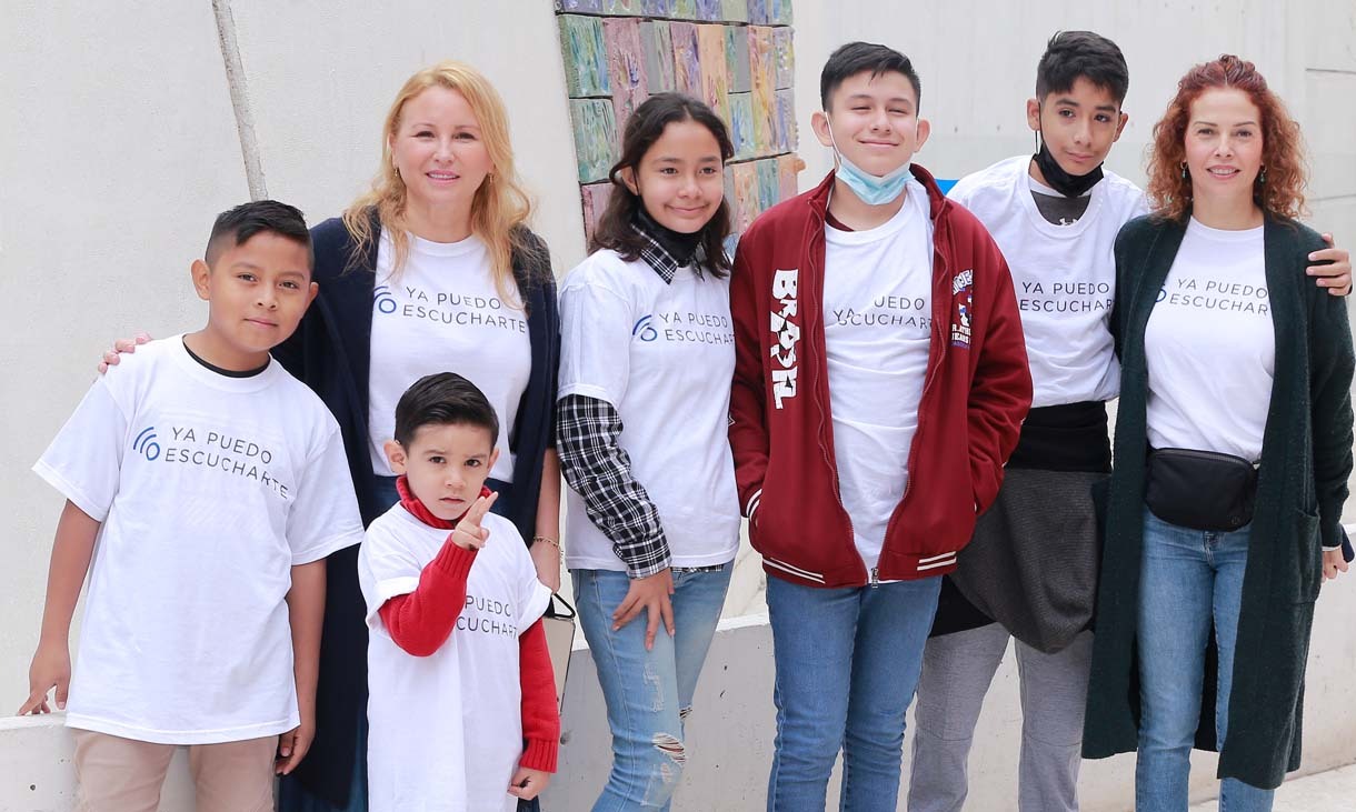 Gabriela González y Maru de los Santos  y niños y niñas de la Asociación Ya Puedo Escucharte