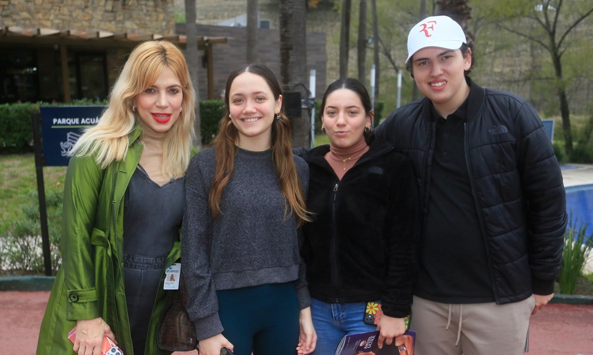 Regina Llaguno, Carola Salinas, Regina Salinas y Gabriel Cocio