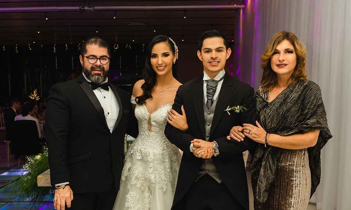 Papá del novio. Omar Cervantes, Giovanna Díaz, Pedro Cervantes y Magda González