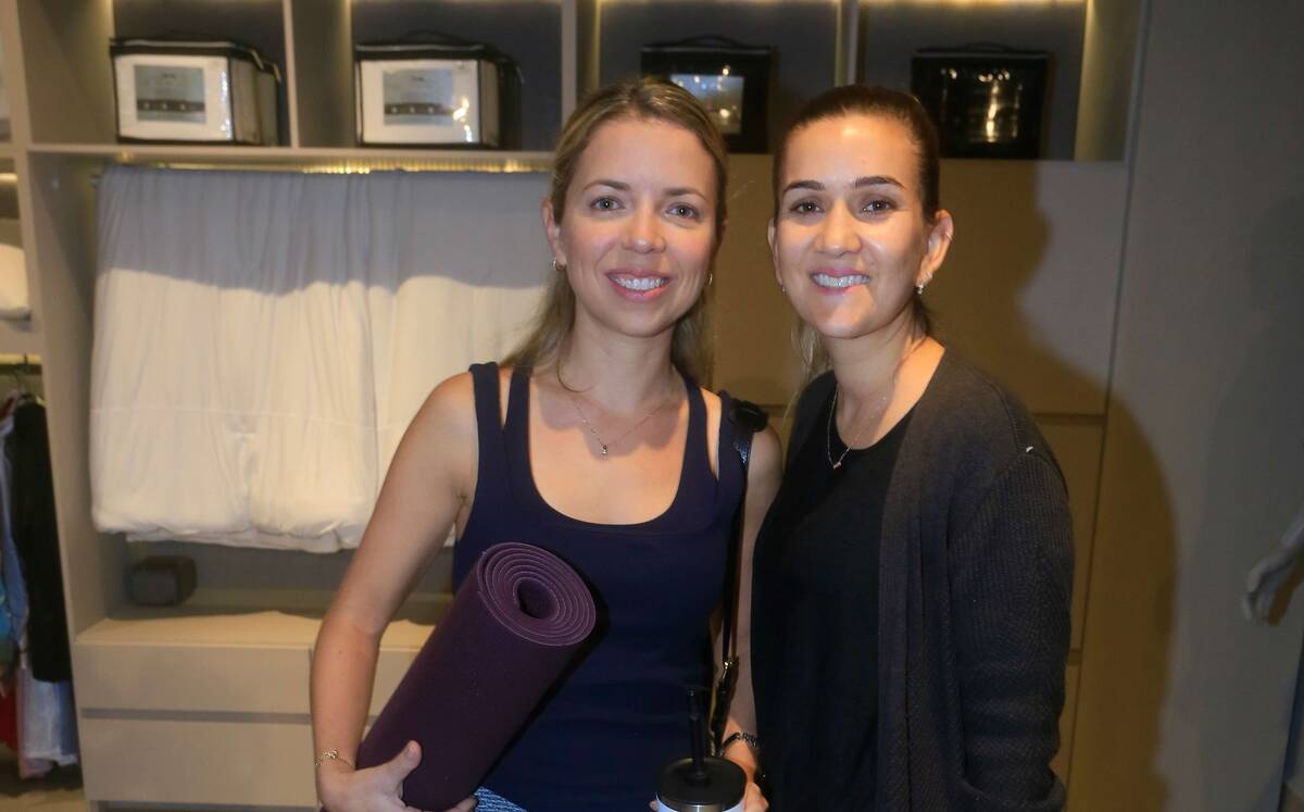 Camila López de González  y Daniela Farías de García