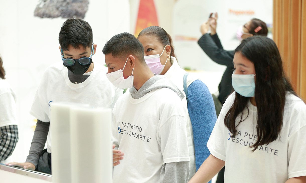 Niños y niñas de la Asociación Ya Puedo Escucharte en el Papalote Museo del Niño