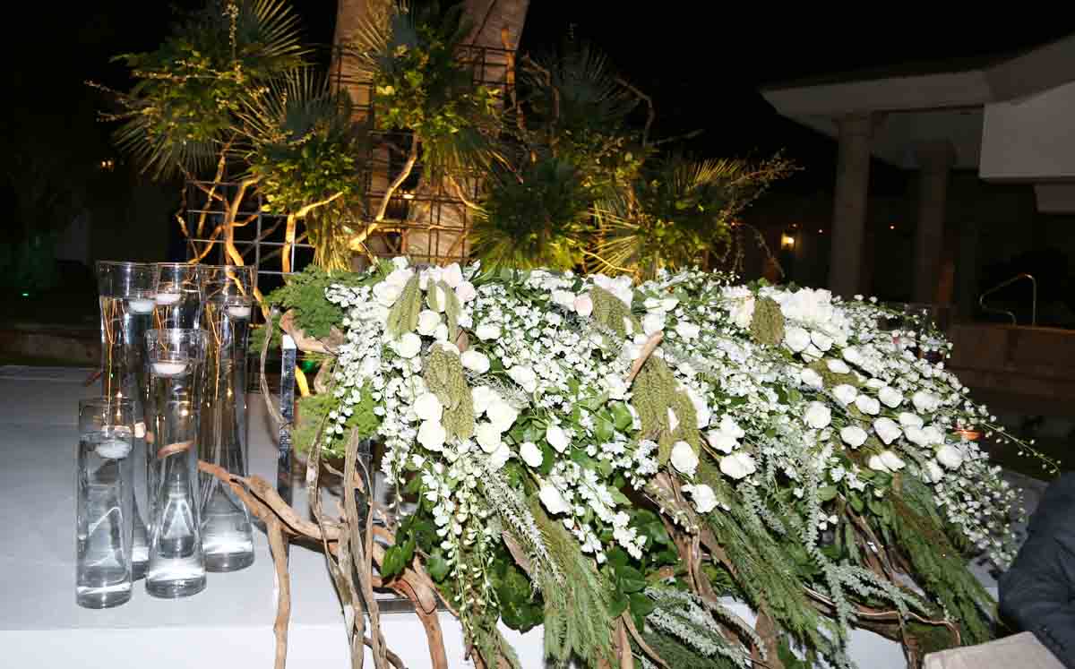 La decoración llevó románticas velas y rosas blancas