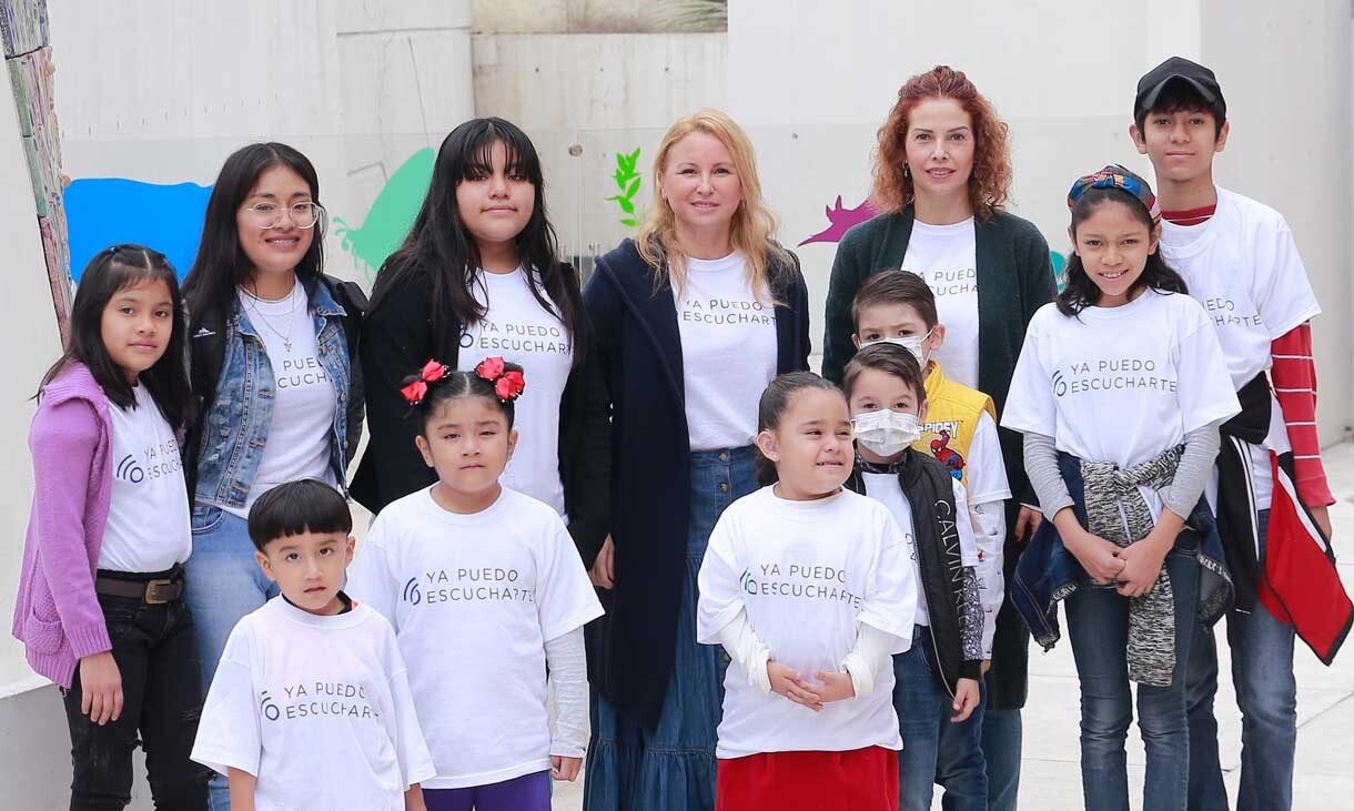 Gabriela González y Maru de los Santos  y niños y niñas de la Asociación Ya Puedo Escucharte