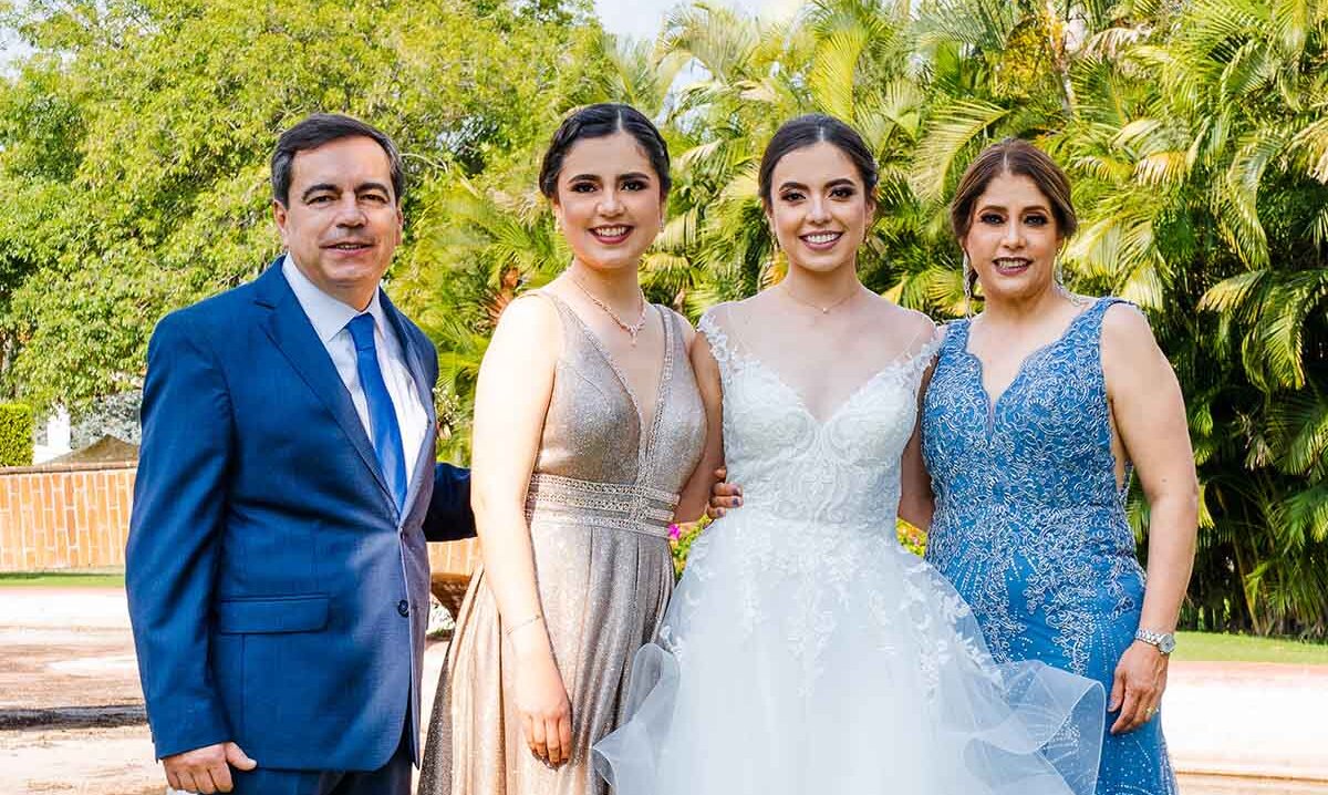 Familia de la nova. Flavio Ávalos, Angélica Ávalos, la novia y Lupita Villicaña