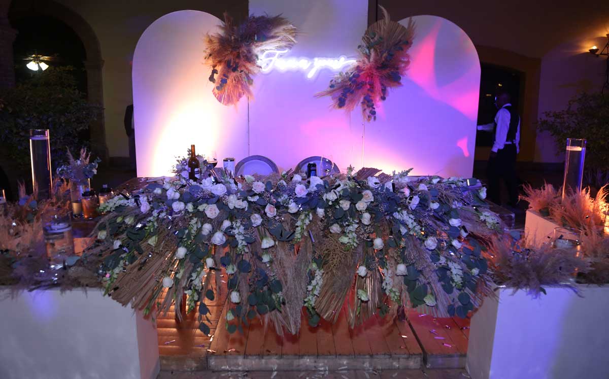 Palmas y rosas blancas decoraron el lugar