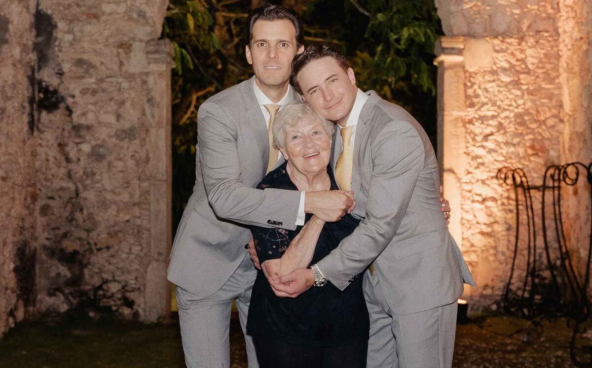 Los novios con Elva Zendher, abuelita de Yannick