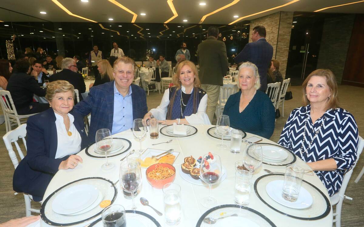 Marilu Marsical de Bilchis, Michel Senkel, Aurora Galaz de Senkel y Esthela Sada y Carolina Sada
