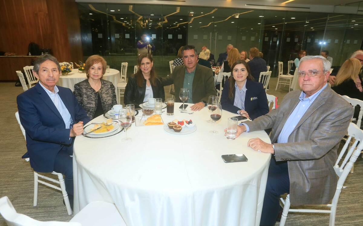 Ramón Cantú, Magda Ortega de Cantú, Alicia Cantú de Saro, José Saro, Valeria Flores y José Saro