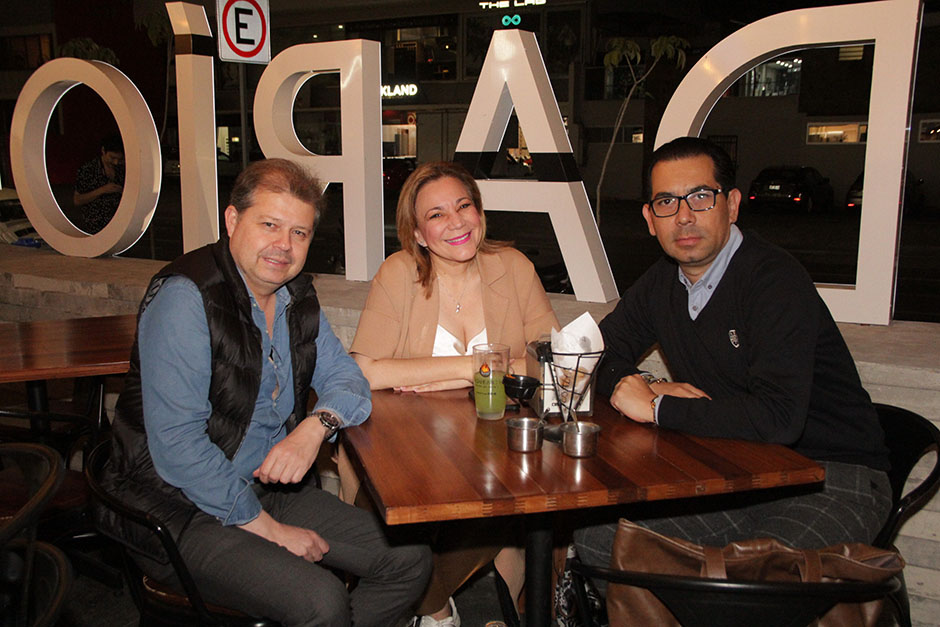Javier Arias, Gina Gómez y Enrique Estrada.