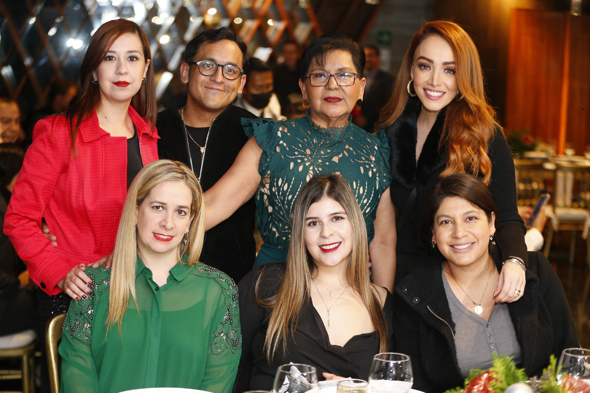 Andrea Cardoso, Héctor Menchaca, Silvia Cardoso, Gaby Lozoya, Cynthia Villarreal Cantú, Cecilia Cardoso y Cristina Yerena