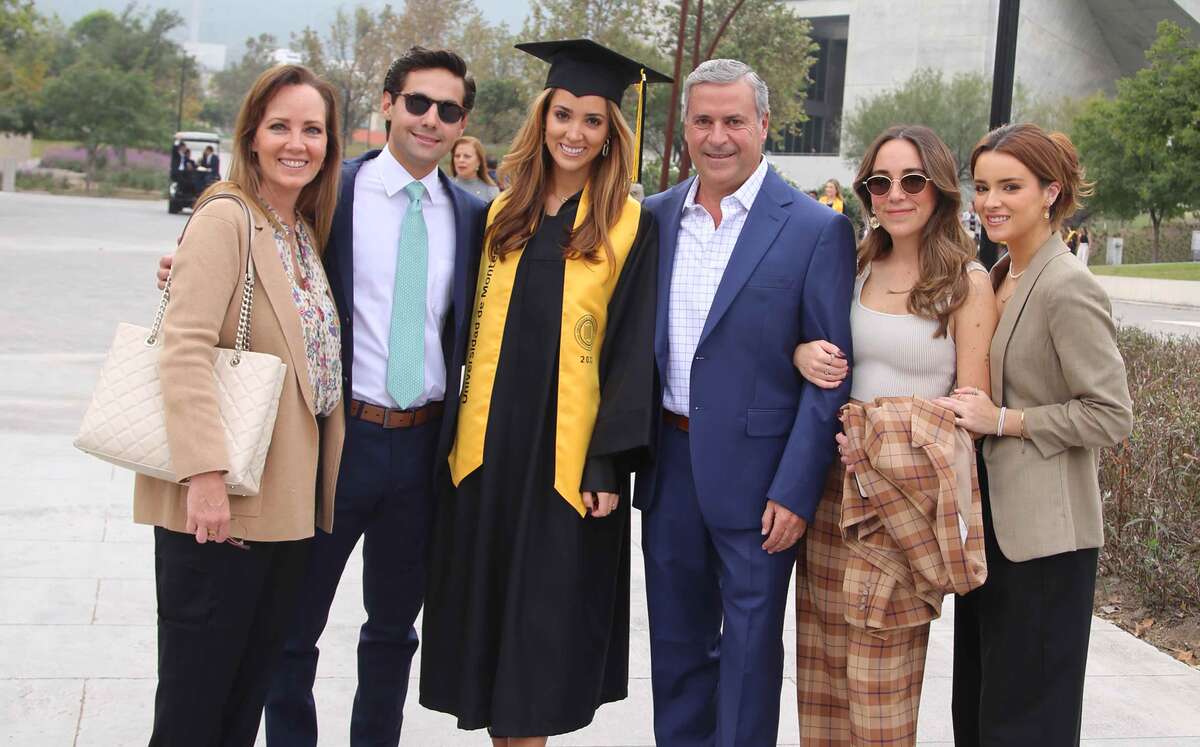 Laura Benavides, Gerardo del Bosque, María López, Óscar López, Laura López y Sofía López