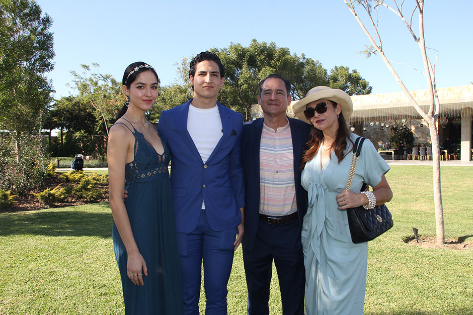 María Lola Álvarez, Juan Diego Álvarez, Francisco Álvarez y Lola Cisneros.