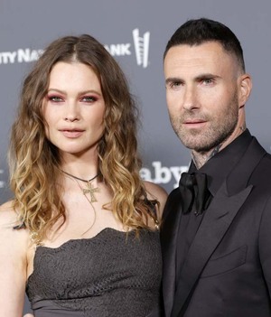 Adam Levine tuvo un coqueteo con alguien que no fue su pareja