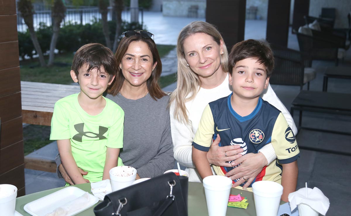 Herny, Maru, Uliana y Andrés Felipe
