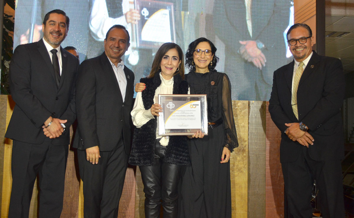 Gabriela recibe presea a nombre del Dr. Luis Fernando Sánchez