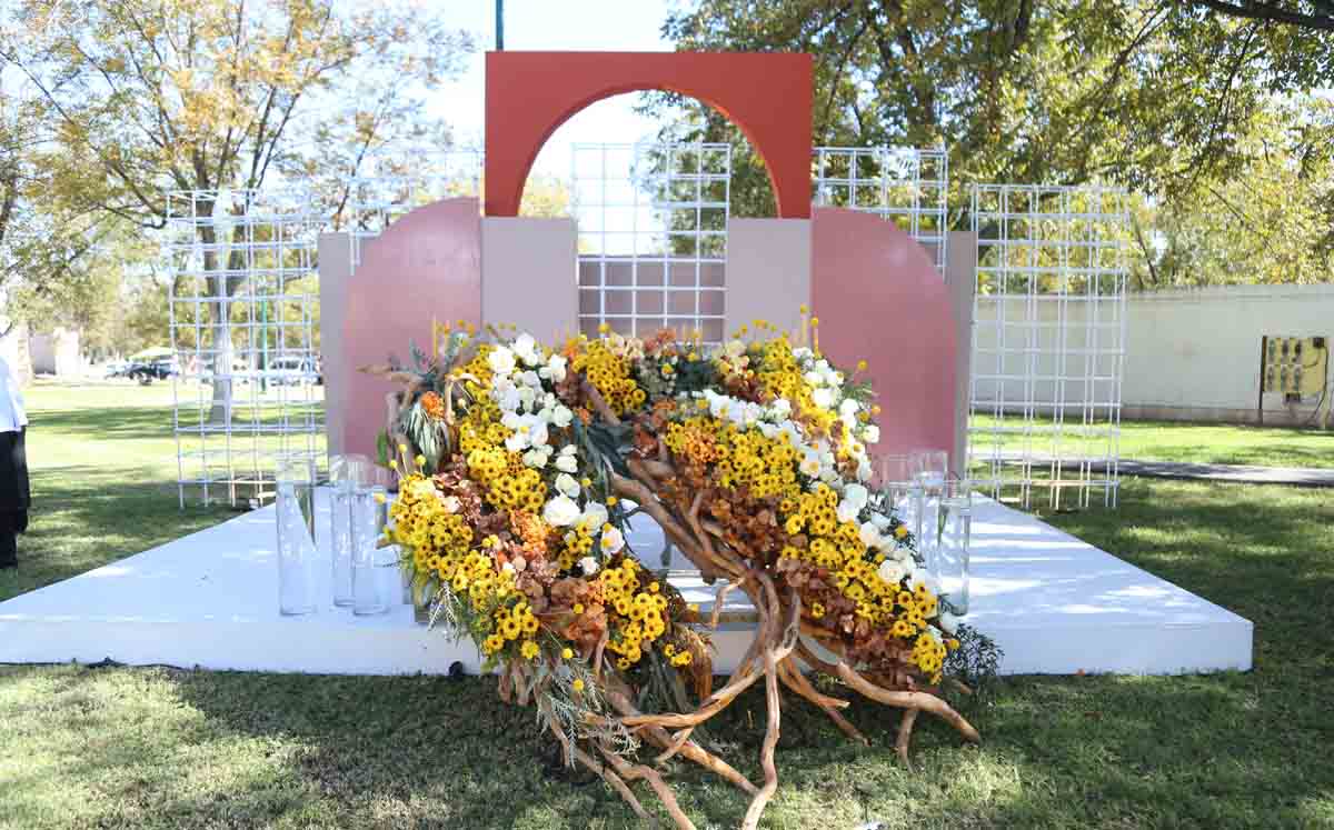 Decoración con flores amarillas y blancas