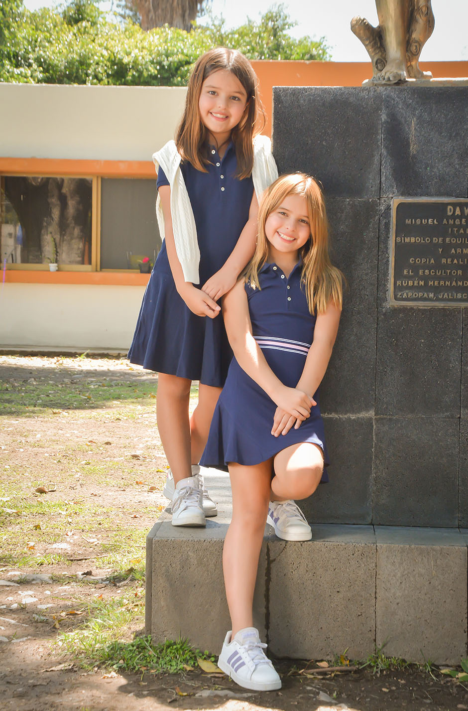 Dominica y Juliana Corona