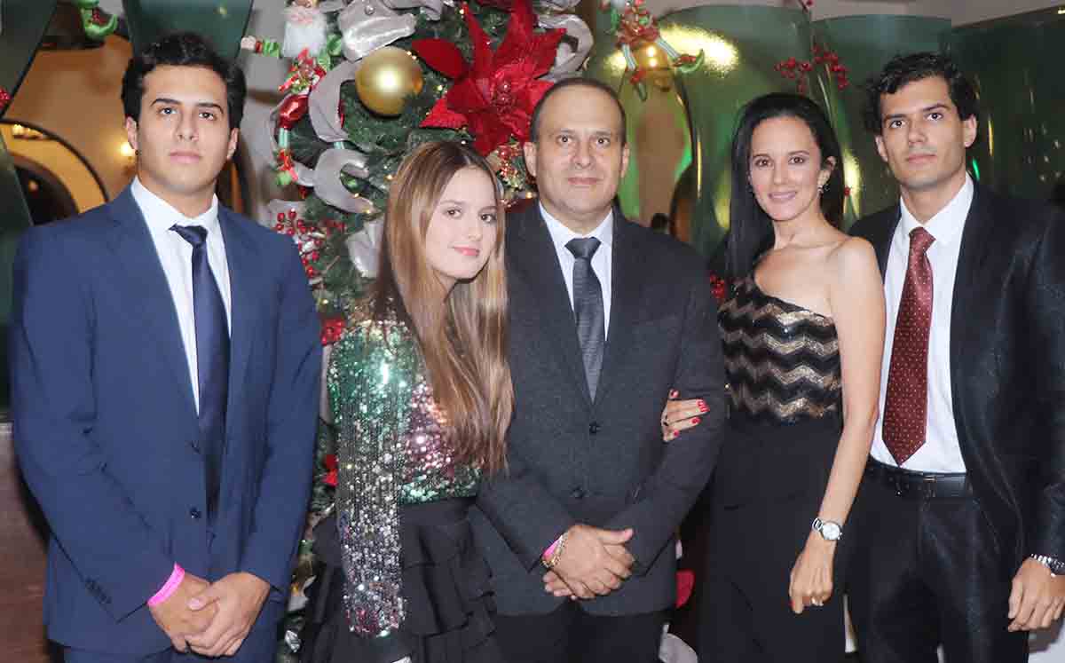 Santiago Manzur, Evelyn Manzur, Raúl Manzur, Roció González y Raúl Manzur / Fotos: Dennis Hernández