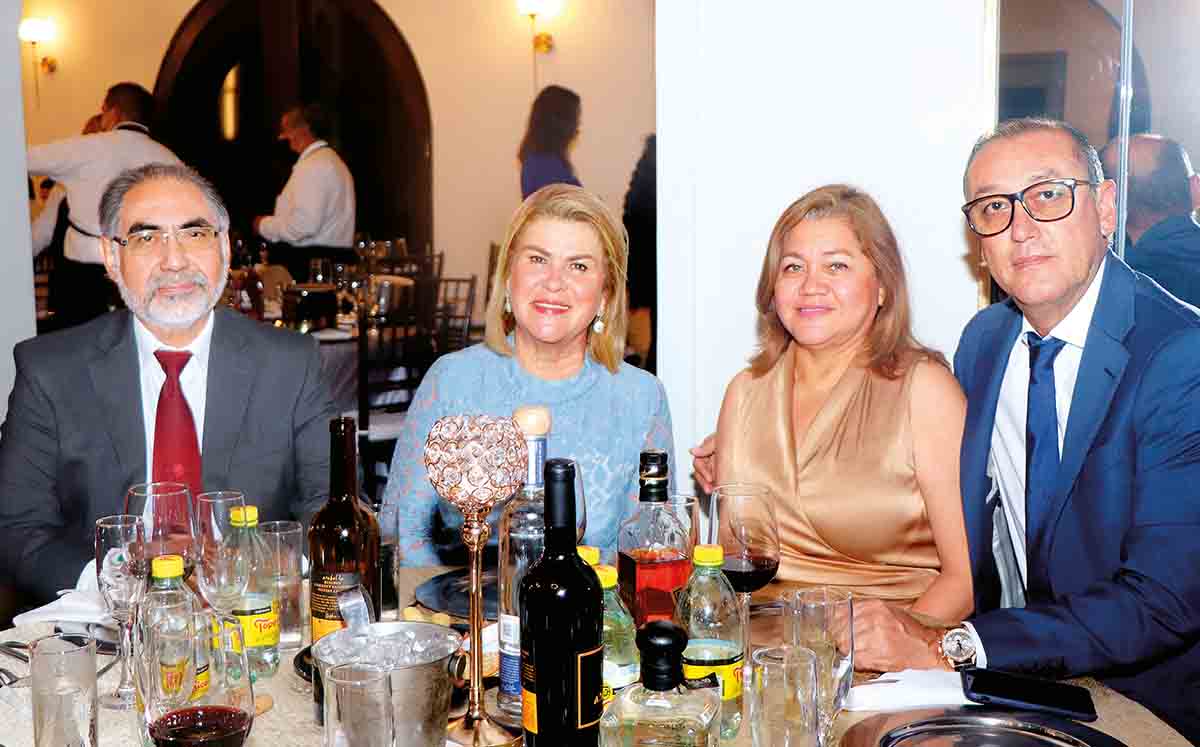 Eduardo Llanes, Rossy de Llanes, Norma de Fernández y Edgar Fernández / Fotos: Dennis Hernández