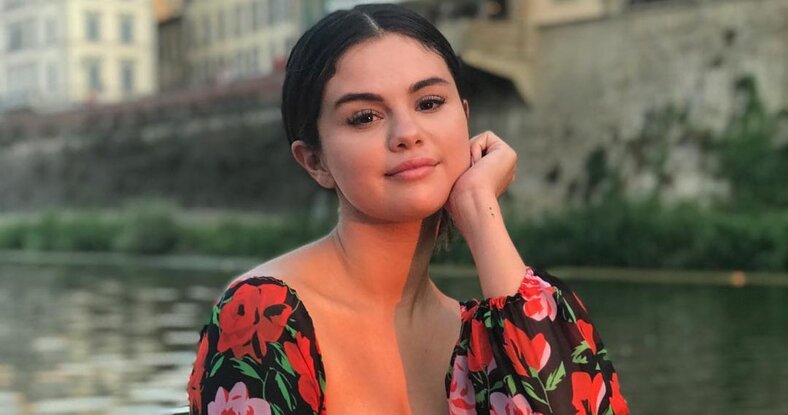 Selena Gomez y el bikini blanco y negro para cuerpos reales (Foto: Instagram)