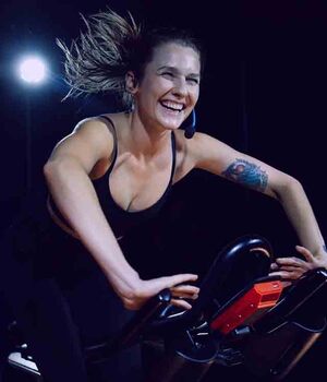 Como toda actividad física, el spinning puede tener ventaja y desventajas sobre tu cuerpo: (Foto: Instagram)