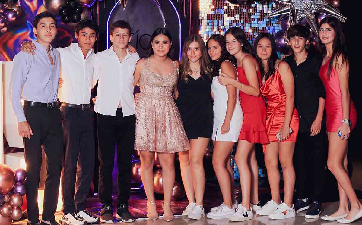 Sofia Reyes junto a sus invitados/ Fotos: José Chang