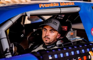 Frankie Muñiz se convierte en piloto de carreras de Nascar