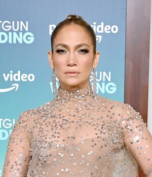 JLo y el vestido nude transparente en premiere de Shotgun Wedding (Foto: Instagram)