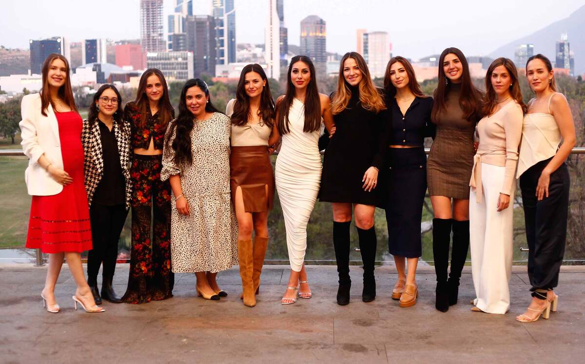 Pau Milmo acompañada de sus mejores amigas